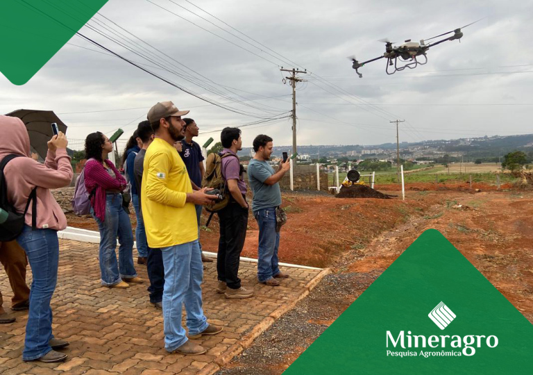 A Mineragro recebeu o professor Francisco Faggion para uma aula prática sobre agricultura de precisão com drones
